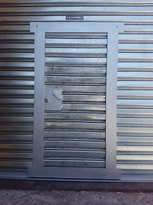 Cortina Metálica con Puerta Peatonal
